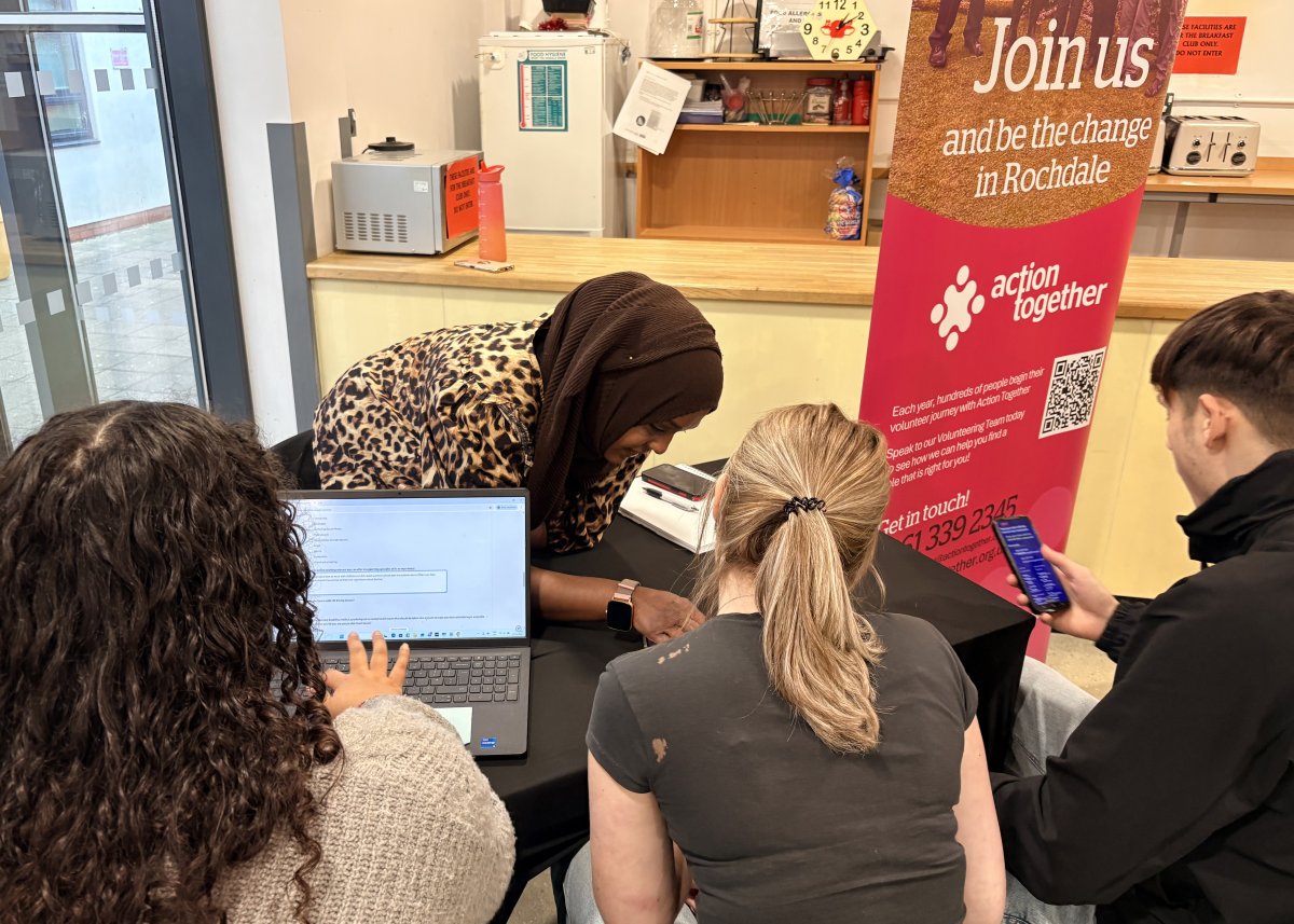 Asma assisting students to register as volunteers
